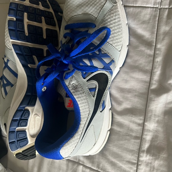 Men’s gray and blue Nike shoes - Picture 3 of 4